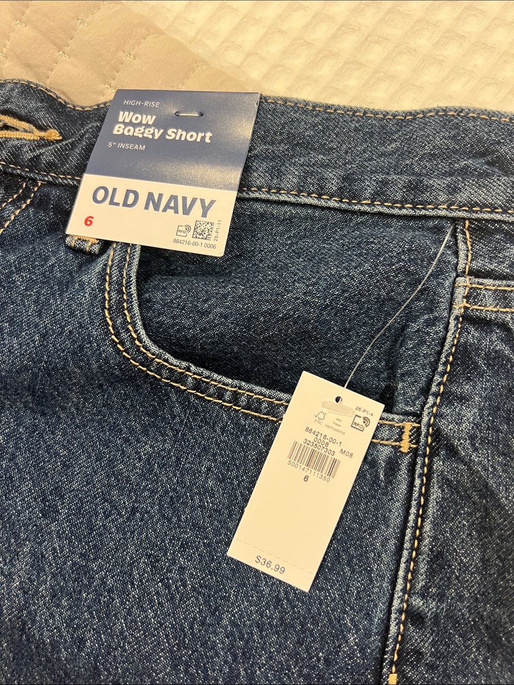 Old Navy High Rise Wow Baggy Shorts
5” inseam
Size 6
NWT - Picture 3 of 4